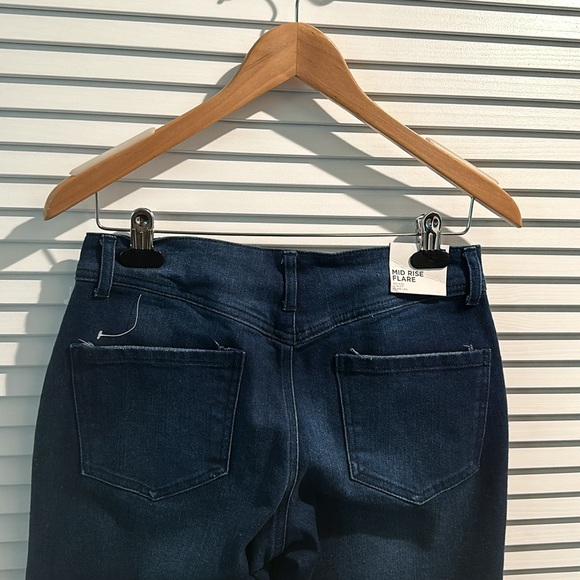 NWT Forever 21 Mid Rise Flare Jeans with string closure and five pockets.Size 27 - Picture 5 of 6